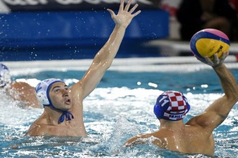 Andelo Setka, right, of Croatia prepares to throw the ball past Stefan Mitrovic of Serbia during the men's water polo semifinal match Serbia vs. Croatia at the 17th FINA Swimming World Championships in Hajos Alfred National Swimming Pool in Budapest, Hungary, Thursday, July 27, 2017. (Szilard Koszticsak/MTI via AP)