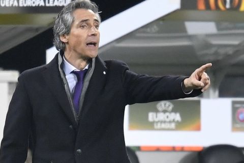 Fiorentina coach Paulo Sousa gestures during the Europa League round of 32, first leg, soccer match between Borussia Moenchengladbach and ACF Fiorentina at the Borussia Park stadium in Moenchengladbach, Germany, Thursday, Feb. 16, 2017. (AP Photo/Martin Meissner)