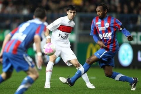 Paris Saint Germain's Argentinean forward Javier Pastore, center, challenges for the ball with Caen's defender Jeremy Sorbon during their French League One soccer match, Saturday, March 17, 2012 in Caen, western France. (AP Photo/David Vincent)