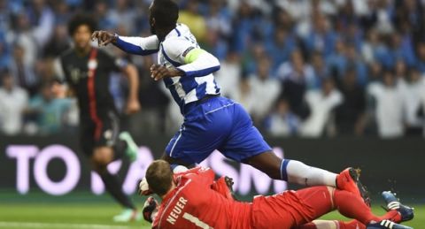 FC Porto's Colombian forward Jackson Martinez (up) vies with Bayern Munich's goalkeeper Manuel Neuer (down) during the UEFA Champions League quarter final football match FC Porto vs FC Bayern Munich at the at the Dragao stadium in Porto on April 15, 2015.    AFP PHOTO / FRANCISCO LEONG        (Photo credit should read FRANCISCO LEONG/AFP/Getty Images)