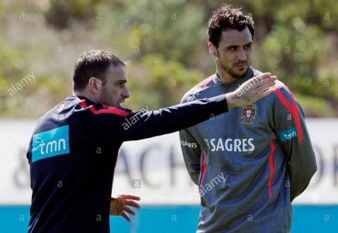 epa02648948 Portuguese national soccer team head coach Paulo Bento (L) gives instructions to his striker Hugo Almeida (R) during their team's training session in Obidos, Portugal, 23 March 2011. Portugal will face Chile in an international friendly soccer match on 26 March.  EPA/PAULO CUNHA