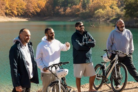 Οι Παντελής Βλαχόπουλος, Θέμης Καίσαρης και Τσάρλυ με τα ηλεκτρικά ποδήλατα, προσφορά της Volton