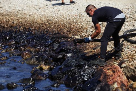 Απορρύπανση της θαλάσσιας περιοχής στον Αγιο Κοσμά. Πέμπτη 14 Σεπτέμβρη 2017. (EUROKINISSI / ΓΙΑΝΝΗΣ ΠΑΝΑΓΟΠΟΥΛΟΣ)