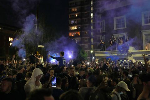 Οπαδοί της Τσέλσι γιορτάζουν στο δυτικό Λονδίνο μετά από τη νίκη της ομάδας τους με 1-0 επί της Μάντσεστερ Σίτι στον τελικό του Champions League (29 Μαΐου 2021)