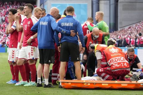 Οι γιατροί της Δανίας περιθάλπτουν τον Κρίστιαν Έρικσεν στην αναμέτρηση με τη Φινλανδία για τη φάση των ομίλων του Euro 2020 στο "Πάρκεν", Κοπεγχάγη | Σάββατο 12 Ιουνίου 2021