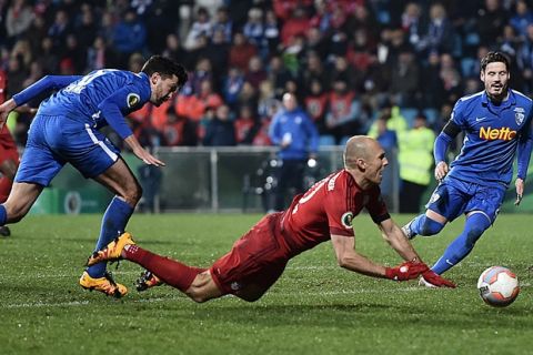 BOCHUM, GERMANY - FEBRUARY 10:  Arjen Robben of Bayern Muenchen is fouled by Jan Simunek of VfL Bochum resulting in a penalty during the DFB Cup quarter final match between VfL Bochum and Bayern Muenchen at Rewirpower Stadium on February 10, 2016 in Bochum, Germany.  (Photo by Dennis Grombkowski/Bongarts/Getty Images)