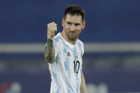 Ο Λιονέλ Μέσι της Αργεντινής πανηγυρίζει γκολ που σημείωσε κόντρα στη Χιλή για τη φάση των ομίλων του Copa America 2021 στο "Νίλτον Σάντος", Ρίο ντε Ζανέιρο | Δευτέρα 14 Ιουνίου 2021