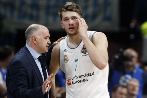 Real Madrid head coach Pablo Laso gives instructions to Real Madrid's Luka Doncic during their Final Four Euroleague final basketball match between Real Madrid and Fenerbahce in Belgrade, Serbia, Sunday, May 20, 2018. (AP Photo/Darko Vojinovic)