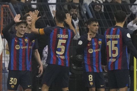 Οι παίκτες της Μπαρτσελόνα πανηγυρίζουν γκολ που σημείωσαν κόντρα στη Ρεάλ για τον τελικό Supercopa 2022 στο "Κινγκ Φαρντ", Ριάντ | Κυριακή 15 Ιανουαρίου 2023