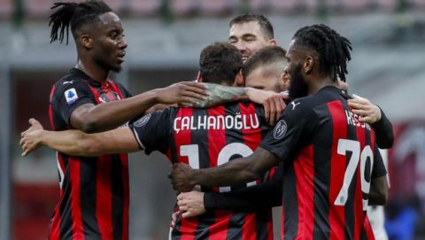 Οι παίκτες της Μίλαν πανηγυρίζουν γκολ κόντρα στην Κροτόνε σε αγώνα της Serie A