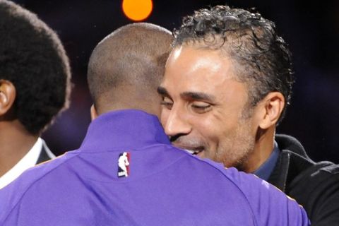 Los Angeles Lakers guard Kobe Bryant, back, and former Laker Rick Foxx embrace after receiving his championship ring during a ceremony before the start of an NBA basketball game against the Los Angeles Clippers, Tuesday, Oct. 27, 2009, in Los Angeles.  (AP Photo/Gus Ruelas)