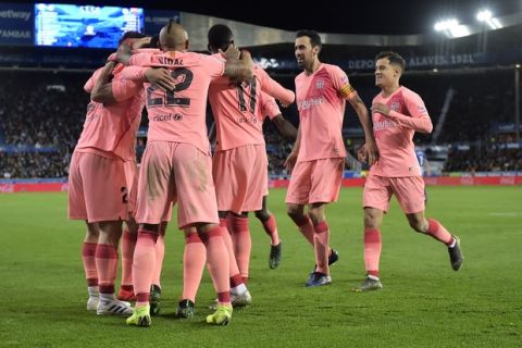 Barcelona mildfider Carles Alena celebrates with teammates scoring the opening goal, during a Spanish La Liga soccer match between Deportivo Alaves and FC Barcelona at the Medizorrosa stadium in Vitoria, Spain, Tuesday, April 23, 2019. (AP Photo/Alvaro Barrientos)