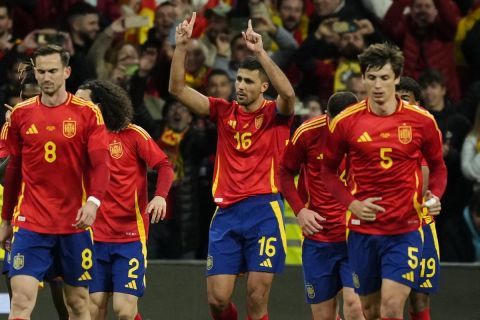Οι παίκτες της Ισπανίας πανηγυρίζουν γκολ που σημείωσαν κόντρα στη Βραζιλία σε φιλική αναμέτρηση στο "Σαντιάγο Μπερναμπέου", Μαδρίτη | Τρίτη 27 Μαρτίου 2024