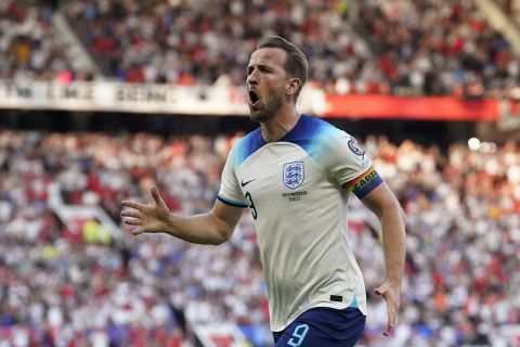 Ο Χάρι Κέιν της Αγγλίας πανηγυρίζει γκολ που σημείωσε κόντρα στη Βόρεια Μακεδονία για τους προκριματικούς ομίλους του Euro 2024 στο "Ολντ Τράφορντ", Μάντσεστερ | Δευτέρα 19 Ιουνίου 2023