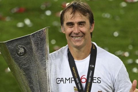 Sevilla's head coach Julen Lopetegui poses with the trophy after winning the Europa League final soccer match between Sevilla and Inter Milan in Cologne, Germany, Friday, Aug. 21, 2020. (Ina Fassbender/Pool via AP)
