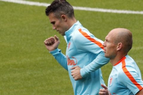 Netherlands' Arjen Robben, right, and Robin van Persie attend a training session at the Stade de France stadium in Saint Denis, north of Paris, France, Wednesday, Aug. 30, 2017. France will play against Netherlands during their World Cup Group A qualifying soccer match on Thursday, Aug.31. (AP Photo/Christophe Ena)