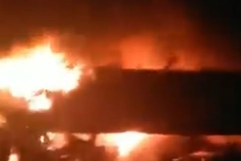 Σύγκρουση τρένων στα Τέμπη: VIDEO με βαγόνια να τυλίγονται στις φλόγες