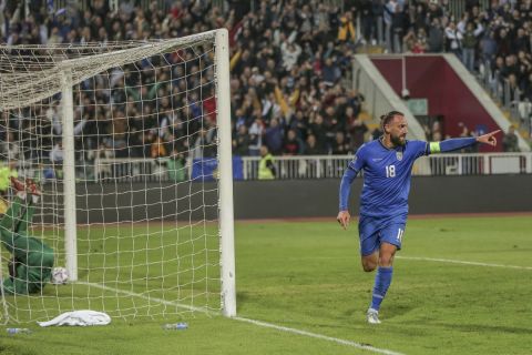 Ο Βεντάτ Μουρίτσι πανηγυρίζει το γκολ του με την εθνική ομάδα του Κοσόβου κόντρα στην Κύπρο