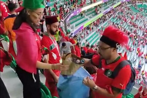 Μαροκινοί οπαδοί καθάρισαν τις εξέδρες μετά το φινάλε του αγώνα με το Βέλγιο