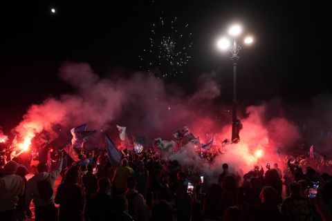 Οι φίλαθλοι της Νάπολι πανηγυρίζουν την κατάκτηση της Serie A 2022-2023 στους δρόμους της Νάπολης | Πέμπτη 4 Μαΐου 2023