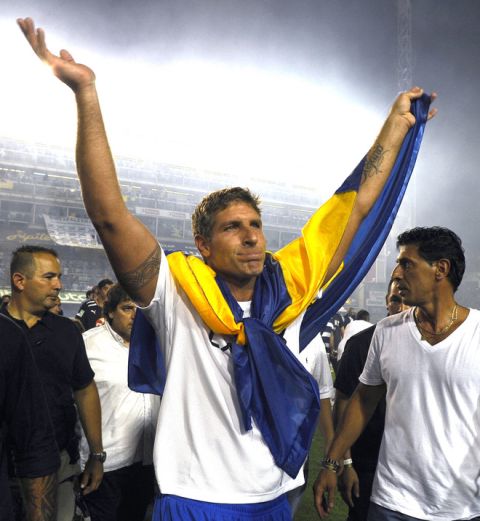 Argentine former Boca Juniors footballer Martin Palermo (C) waves during his farewell football match, at La Bombonera stadium in Buenos Aires, on February 4, 2012. AFP PHOTO / Alejandro PAGNI (Photo credit should read ALEJANDRO PAGNI/AFP/Getty Images)
