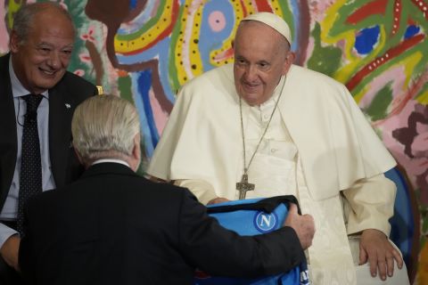 Νάπολι: Ο Ντε Λαυρέντις χάρισε τη φανέλα με το Νο 10 στον Πάπα