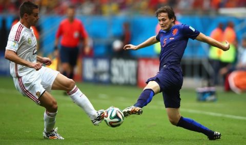 SALVADOR, BRAZIL - JUNE 13: Cesar Azpilicueta of Spain challenges Daley Blind of the Netherlands in the first half during the 2014 FIFA World Cup Brazil Group B match between Spain and Netherlands at Arena Fonte Nova on June 13, 2014 in Salvador, Brazil.  (Photo by Ian Walton/Getty Images)