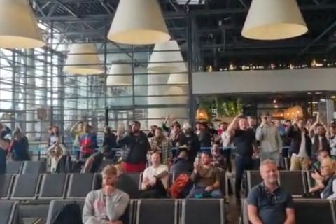 Final Four 2023, Ολυμπιακός: Αποθέωση και συνθήματα από τους "ερυθρόλευκους" οπαδούς στο αεροδρόμιο του Κάουνας κατά την επιστροφή τους