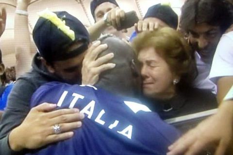 Μαμά Μπαλοτέλι: "Έκλαψε για Μουρίνιο"