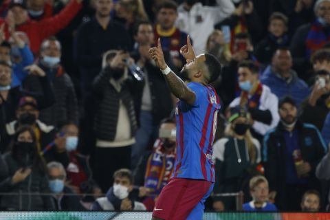 Ο Μέμφις Ντεπάι πανηγυρίζει γκολ της Μπαρτσελόνα κόντρα στην Εσπανιόλ