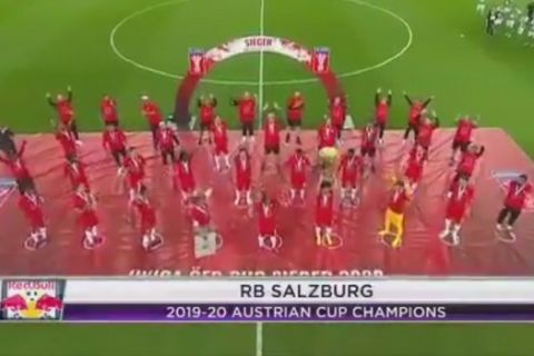 Οι παίκτες της Ζάλτσμπουργκ σήκωσαν το Κύπελλο κρατώντας αποστάσεις