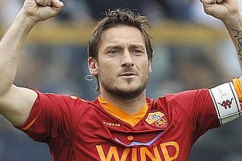 AS Roma's Francesco Totti celebrates after scoring against Parma during their Italian Serie A soccer match at the Tardini stadium in Parma May 1, 2010.  REUTERS/Max Rossi   (ITALY - Tags: SPORT SOCCER)