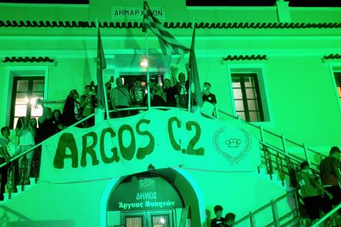 Οι παίκτες του Παναργειακού στο Δημαρχείο Άργους μετά την άνοδο τους στη Γ' Εθνική 