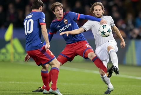 Manchester United's Daley Blind, right, duels for the ball with CSKA's Mario Fernandes during the Champions League soccer match between CSKA Moscow and Manchester United in Moscow, Russia, Wednesday, Sept. 27, 2017. (AP Photo/Ivan Sekretarev)