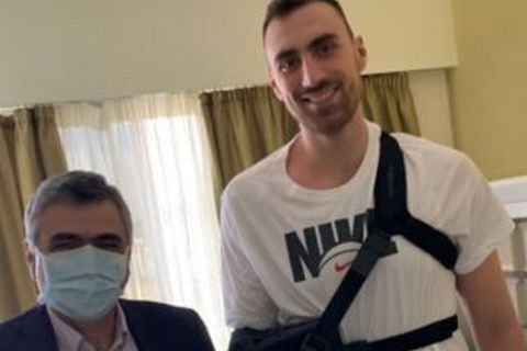 Ο Νίκολα Μιλουτίνοβ μετά το χειρουργείο που υποβλήθηκε στον ώμο