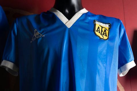 Η φανέλα του Ντιέγκο Μαραντίνα από τον αγώνα της Αργεντινής με την Αγγλία για τα προημιτελικά του Παγκοσμίου Κυπέλλου 1986 στο "Αζτέκα" εκτείθεται στο Εθνικό Μουσείο Ποδοσφαίρου, Μάντσεστερ | Πέμπτη 26 Νοεμβρίου 2020