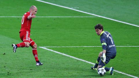 LONDON, ENGLAND - MAY 25:  Arjen Robben of Bayern Muenchen scores a goal past Roman Weidenfeller of Borussia Dortmund during the UEFA Champions League final match between Borussia Dortmund and FC Bayern Muenchen at Wembley Stadium on May 25, 2013 in London, United Kingdom.  (Photo by Martin Rose/Getty Images)