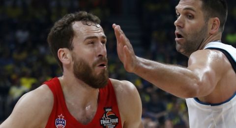 CSKA Moscow's Sergio Rodriguez, left, tries to score as Real Madrid's Felipe Reyes blocks him during their Final Four Euroleague semifinal basketball match in Belgrade, Serbia, Friday, May 18, 2018. (AP Photo/Darko Vojinovic)