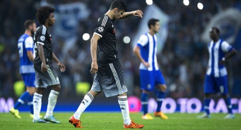 PORTO, PORTUGAL - SEPTEMBER 29:  Diego Costa of Chelsea FC and his teammate Willian da Silva (L) leaves the pitch defeated after the UEFA Champions League Group G match between FC Porto and Chelsea FC  at Estadio do Dragao on September 29, 2015 in Porto, Portugal.  (Photo by Gonzalo Arroyo Moreno/Getty Images)