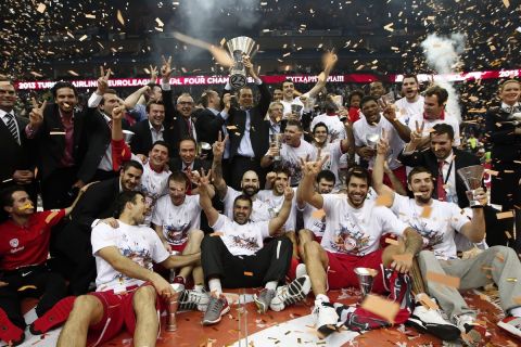 Ο Ολυμπιακός πανηγυρίζει την κατάκτηση της EuroLeague το 2013