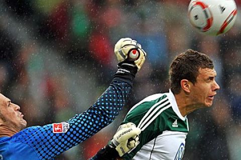 epa02304502 Mainz' goalkeeper Christian Wetklo (L) vies for the ball with Wolfsburg's Edin Dzeko during the German Bundesliga soccer match between Wolfsburg and Mainz 05 in the Volkswagen Arena in Wolfsburg, Germany, 28 August 2010. 

(ATTENTION: EMBARGO CONDITIONS! The DFL permits the further utilisation of the pictures in IPTV, mobile services and other new technologies only no earlier than two hours after the end of the match. The publication and further utilisation in the internet during the match is restricted to six pictures per match only.)  EPA/JOCHEN LUEBKE