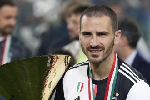 Juventus' Leonardo Bonucci holds the Serie A soccer title trophy, at the Allianz Stadium in Turin, Italy, Sunday, May 19, 2019. (AP Photo/Antonio Calanni)