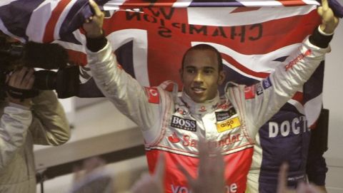 **  RETRANSMITTING FOR TONE IMPROVEMENT  ** McLaren Mercedes Formula One driver Lewis Hamilton of Britain celebrates with the Union Jack after he secured the 2008 Formula One drivers championhip title by finishing fifth in the Brazilian Formula One Grand Prix at the Interlagos circuit in Sao Paulo, Sunday, Nov. 2, 2008. Ferrari's Felipe Massa won the race Brazilian Grand Prix race.(AP Photo/Andre Penner)