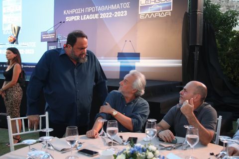 Οι Βαγγέλης Μαρινάκης, Γιάννης Αλαφούζος και Γιάννης Κομπότης στην κλήρωση της Super League