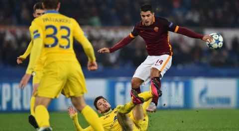 Roma's forward from Spain Iago Falque (R) fights for the ball with Bate Borisov's dedender Filip Mladenovic during the UEFA Champions League football match AS Roma vs Bate Borisov on December 9, 2015 at the Olympic Stadium in Rome.  AFP PHOTO / GABRIEL BOUYS / AFP / GABRIEL BOUYS        (Photo credit should read GABRIEL BOUYS/AFP/Getty Images)