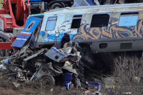 Σύγκρουση τρένων στα Τέμπη: Αναγνωρίστηκαν τέσσερις νεκροί του δυστυχήματος, ανάμεσά τους τρεις φοιτήτριες από την Καλαμπάκα