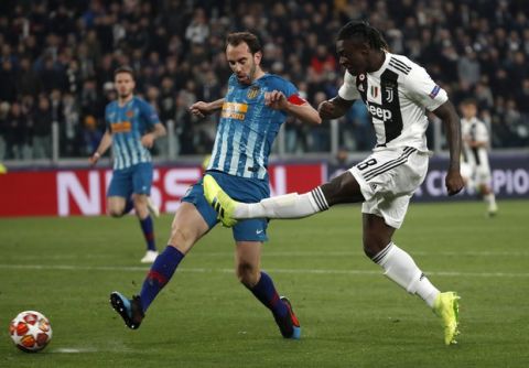 Juventus' Moise Kean, right, attempts a shot at goal past Atletico's Saul Niguez during the Champions League round of 16, 2nd leg, soccer match between Juventus and Atletico Madrid at the Allianz stadium in Turin, Italy, Tuesday, March 12, 2019. (AP Photo/Antonio Calanni)