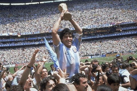 Ο Μαραντόνα πανηγυρίζει την κατάκτηση του Παγκοσμίου Κυπέλλου του 1986