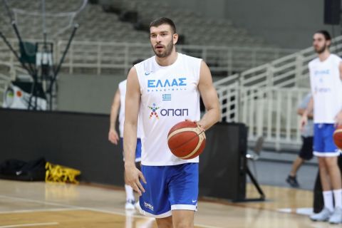Ο Νίκος Ρογκαβόπουλος σε προπόνηση της Εθνικής Ανδρών
