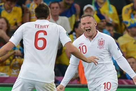 English forward Wayne Rooney (R) and English defender John Terry celebrate after scoring during the Euro 2012 football championships match England vs Ukraine on June 19, 2012 at the Donbass Arena in Donetsk.      AFP PHOTO / PATRICK HERTZOG        (Photo credit should read PATRICK HERTZOG/AFP/GettyImages)